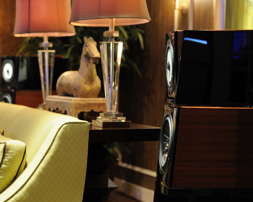 Vienna Acoustics The KISS Piano Black