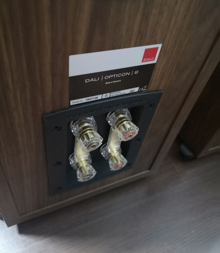 DALI Opticon 8 Walnut (demo)